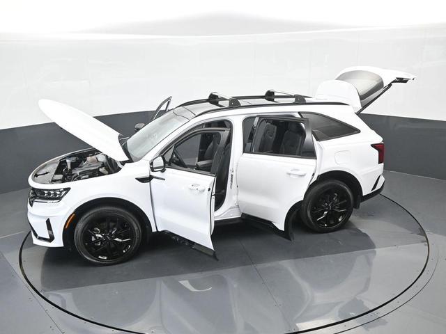 Photo of 2023 Glacial White Pearl Kia Sorento