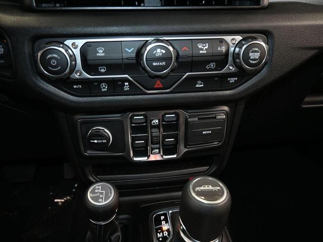 Photo of 2025 Black Clearcoat Jeep Gladiator