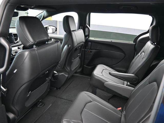 Photo of 2025 Bright White Clearcoat Chrysler Pacifica