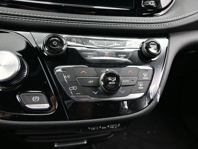 Photo of 2025 Bright White Clearcoat Chrysler Pacifica