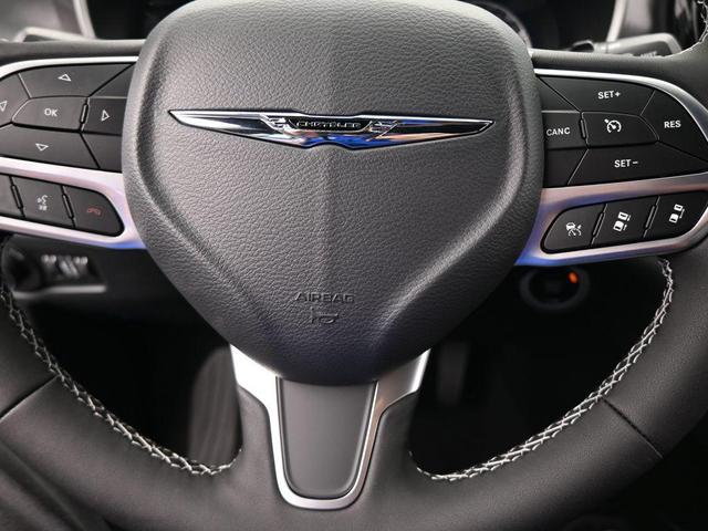 Photo of 2025 Bright White Clearcoat Chrysler Pacifica