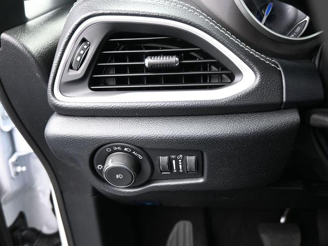 Photo of 2025 Bright White Clearcoat Chrysler Pacifica