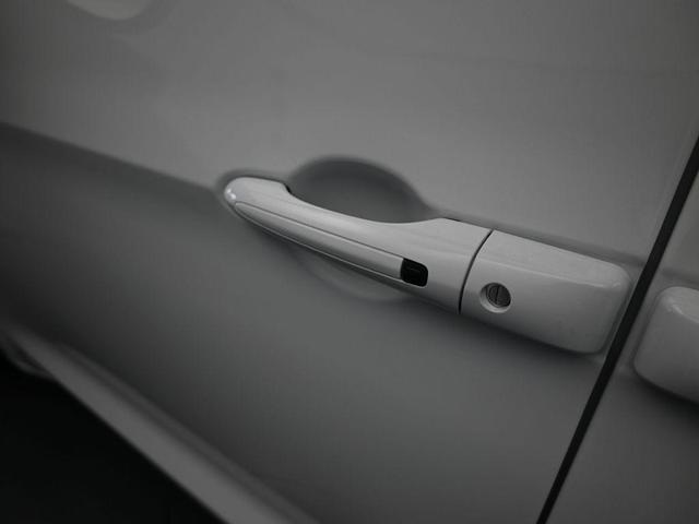 Photo of 2025 Bright White Clearcoat Chrysler Pacifica