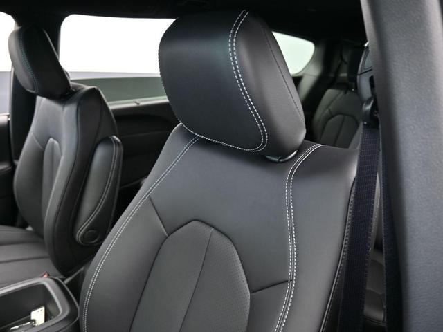 Photo of 2025 Bright White Clearcoat Chrysler Pacifica