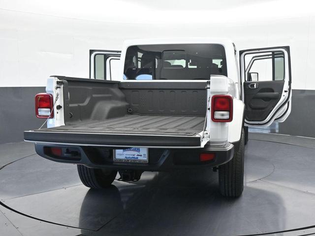 Photo of 2024 Bright White Clearcoat Jeep Gladiator
