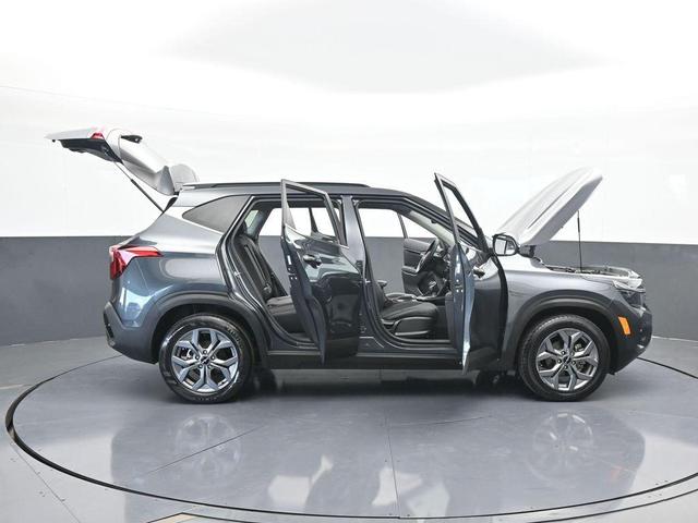 Photo of 2024 Gravity Gray Kia Seltos