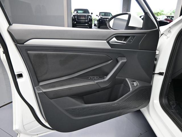 Photo of 2023 Pure White Volkswagen Jetta