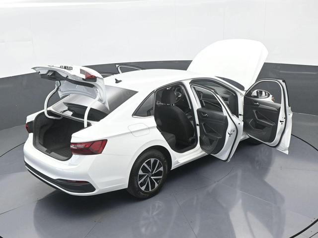 Photo of 2023 Pure White Volkswagen Jetta