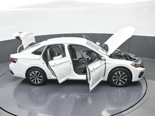 Photo of 2023 Pure White Volkswagen Jetta