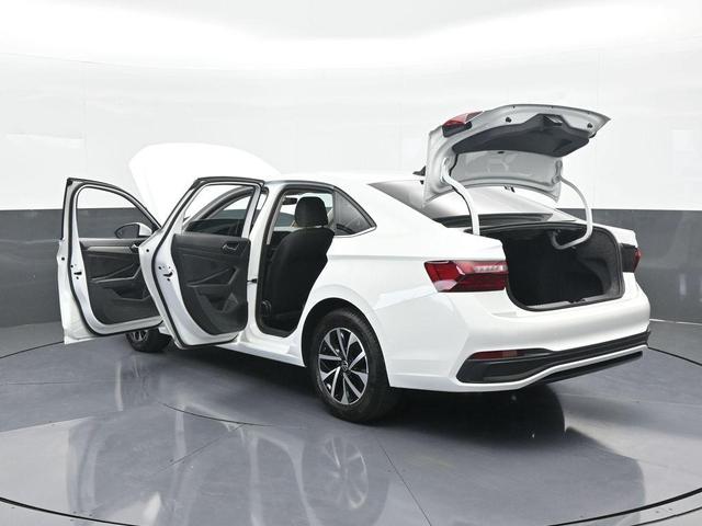 Photo of 2023 Pure White Volkswagen Jetta