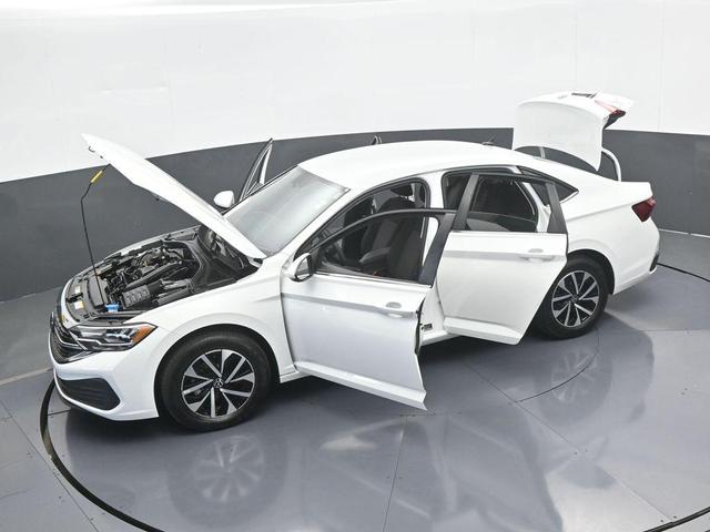 Photo of 2023 Pure White Volkswagen Jetta