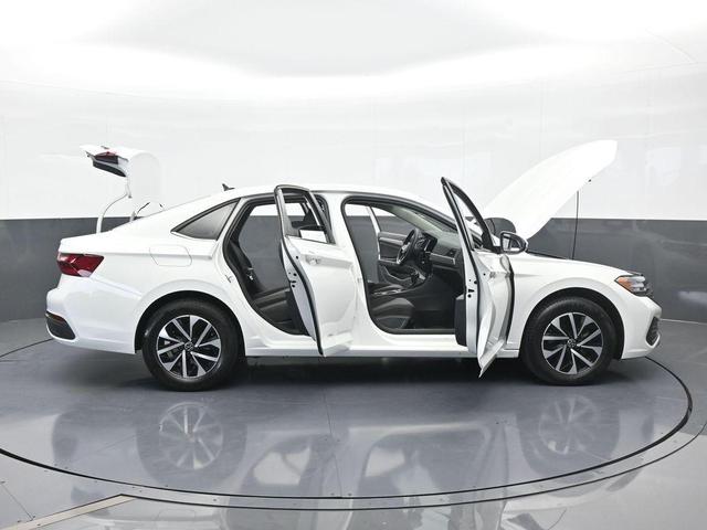 Photo of 2023 Pure White Volkswagen Jetta