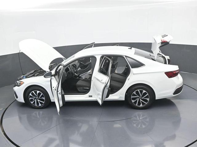 Photo of 2023 Pure White Volkswagen Jetta