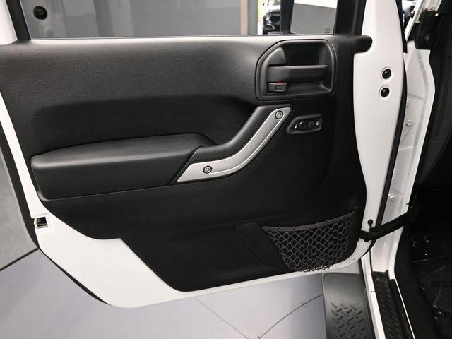 Photo of 2016 Bright White Clearcoat Jeep Wrangler