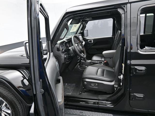 Photo of 2024 Black Clearcoat Jeep Gladiator