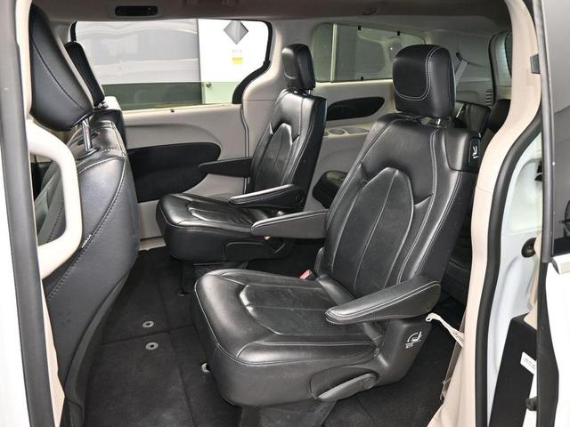 Photo of 2022 Bright White Clearcoat Chrysler Pacifica