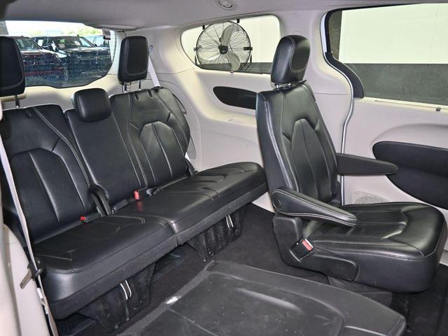 Photo of 2022 Bright White Clearcoat Chrysler Pacifica