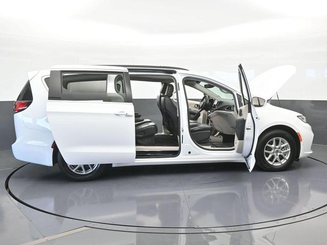 Photo of 2022 Bright White Clearcoat Chrysler Pacifica