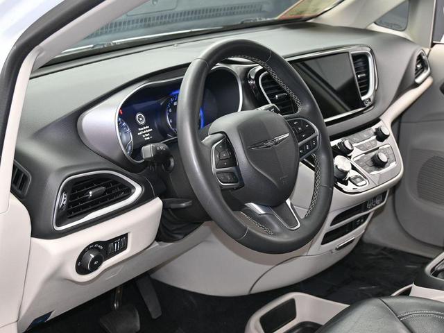Photo of 2022 Bright White Clearcoat Chrysler Pacifica