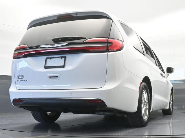 Photo of 2022 Bright White Clearcoat Chrysler Pacifica