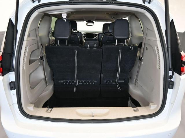 Photo of 2022 Bright White Clearcoat Chrysler Pacifica