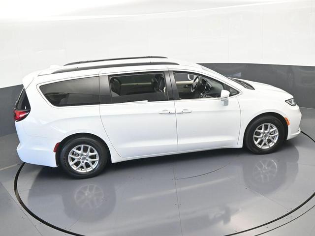 Photo of 2022 Bright White Clearcoat Chrysler Pacifica