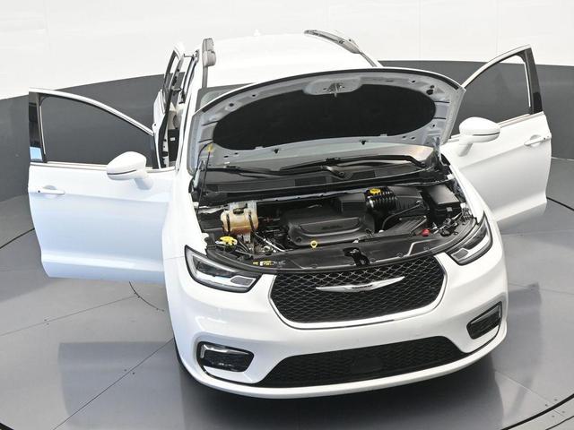 Photo of 2022 Bright White Clearcoat Chrysler Pacifica