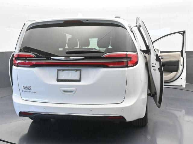 Photo of 2022 Bright White Clearcoat Chrysler Pacifica