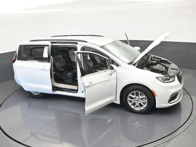 Photo of 2022 Bright White Clearcoat Chrysler Pacifica