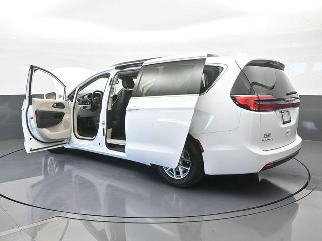 Photo of 2022 Bright White Clearcoat Chrysler Pacifica