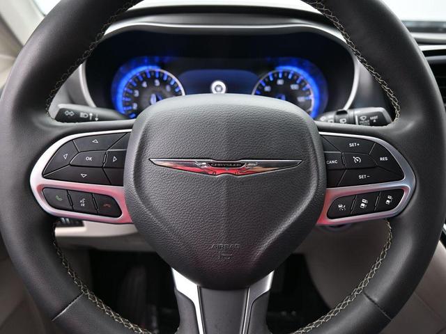 Photo of 2022 Bright White Clearcoat Chrysler Pacifica