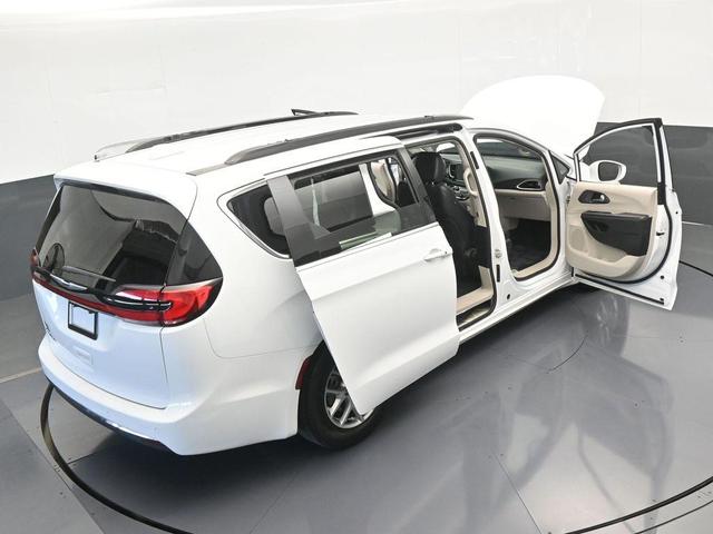 Photo of 2022 Bright White Clearcoat Chrysler Pacifica