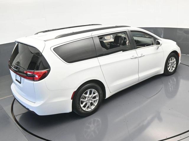 Photo of 2022 Bright White Clearcoat Chrysler Pacifica
