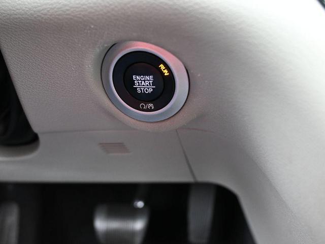 Photo of 2022 Bright White Clearcoat Chrysler Pacifica