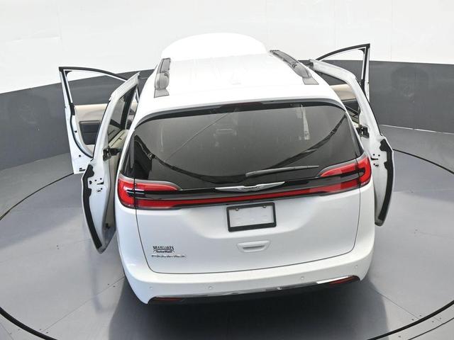 Photo of 2022 Bright White Clearcoat Chrysler Pacifica