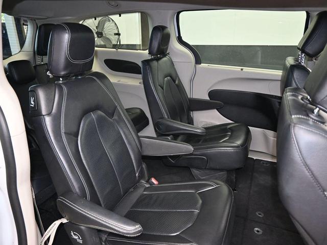 Photo of 2022 Bright White Clearcoat Chrysler Pacifica