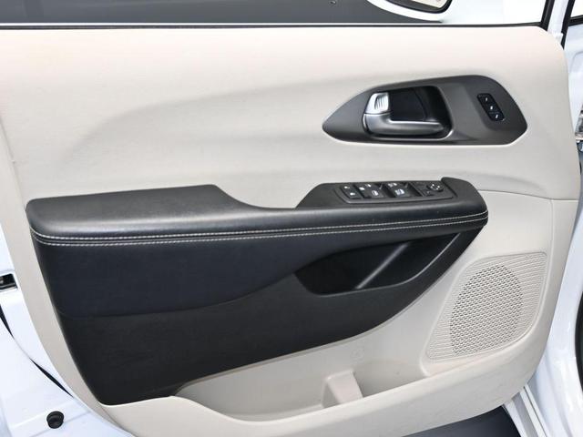 Photo of 2022 Bright White Clearcoat Chrysler Pacifica