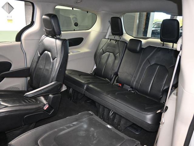 Photo of 2022 Bright White Clearcoat Chrysler Pacifica