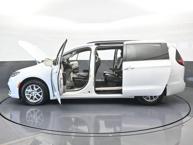Photo of 2022 Bright White Clearcoat Chrysler Pacifica