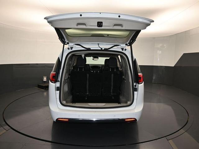 Photo of 2022 Bright White Clearcoat Chrysler Pacifica