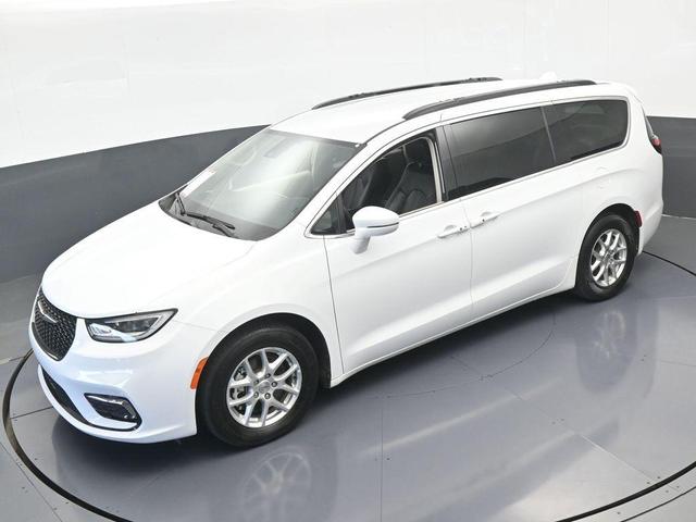 Photo of 2022 Bright White Clearcoat Chrysler Pacifica