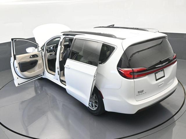 Photo of 2022 Bright White Clearcoat Chrysler Pacifica
