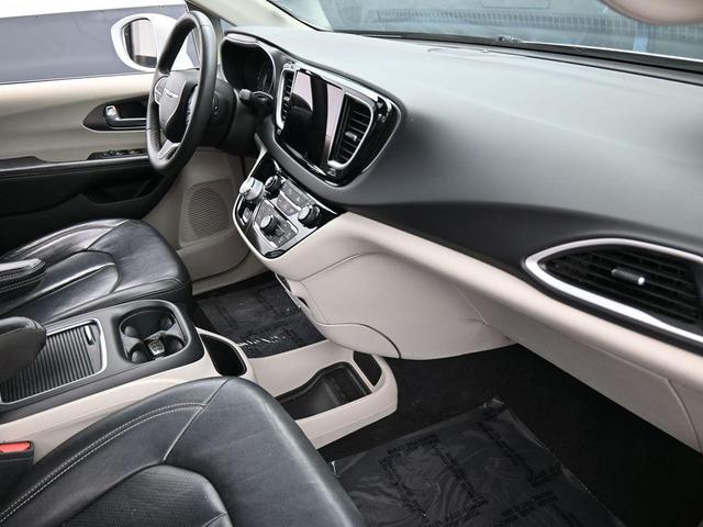 Photo of 2022 Bright White Clearcoat Chrysler Pacifica