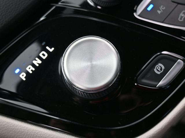 Photo of 2022 Bright White Clearcoat Chrysler Pacifica