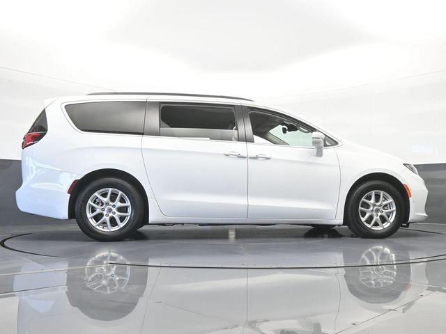 Photo of 2022 Bright White Clearcoat Chrysler Pacifica
