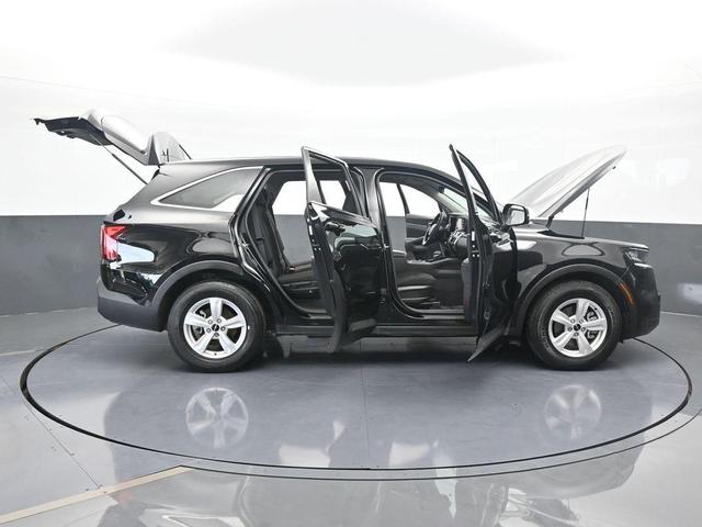 Photo of 2023 Ebony Black Kia Sorento