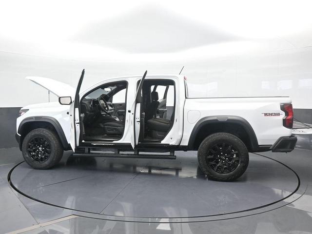 Photo of 2024 Summit White Chevrolet Colorado