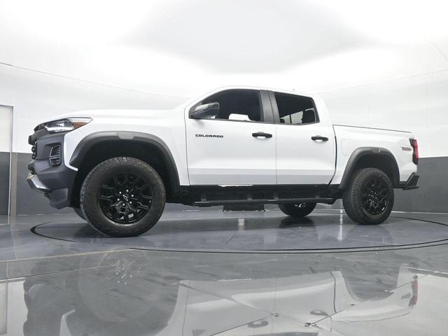 Photo of 2024 Summit White Chevrolet Colorado