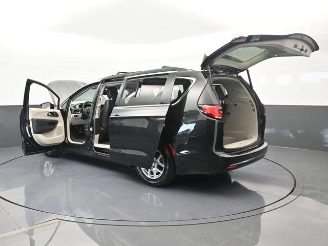 Photo of 2022 Brilliant Black Crystal Pearlcoat Chrysler Pacifica