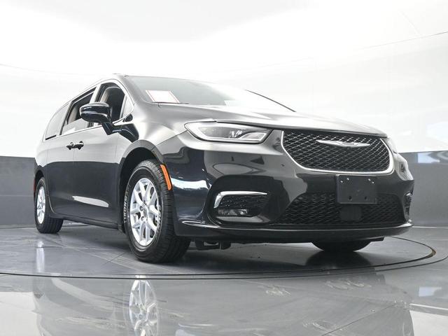 Photo of 2022 Brilliant Black Crystal Pearlcoat Chrysler Pacifica